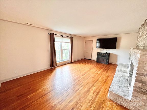 3rd image of 320 Marcelle St NE