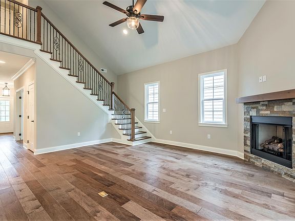 4th image of 907 Gothic Manor Way