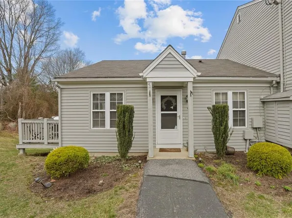 565 Quaker Ln APT 9, West Warwick, RI 02893