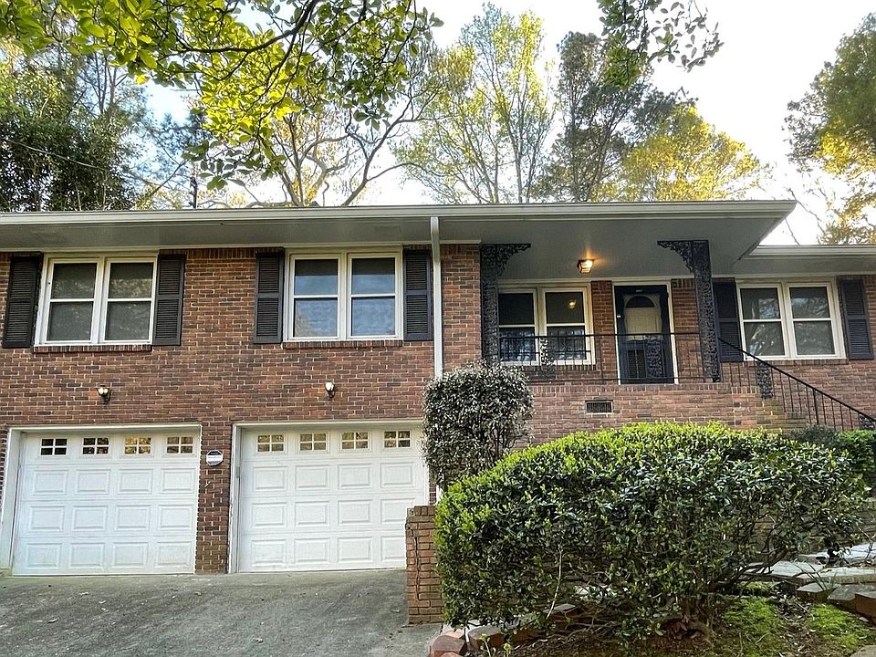 Front of Duplex, private, 1 car garage for each unit (1118 unit and garage is on the right)