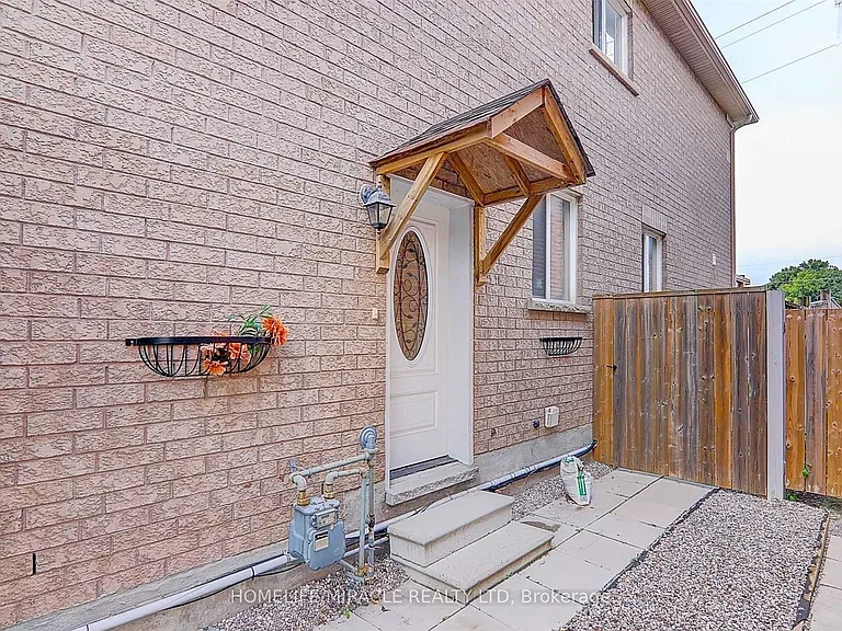 28 Oceanpearl Cres #BASEMENT — Photo 2