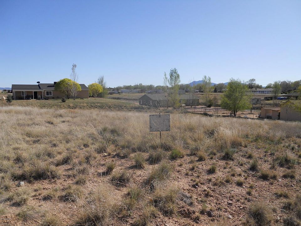 1st image of 200 Lobo Ln
