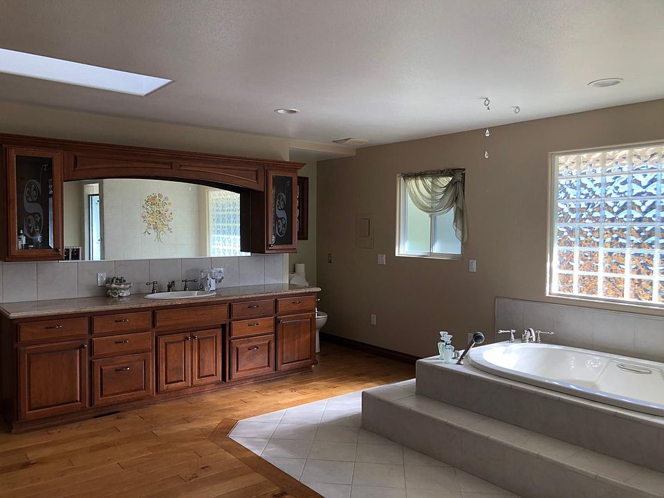 Master bathroom, her sink