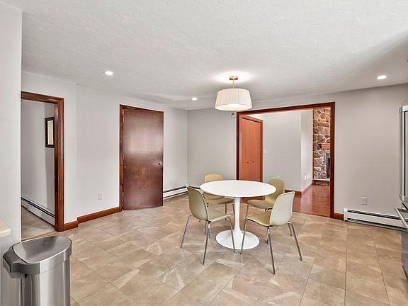5th image of 150 Burnett St