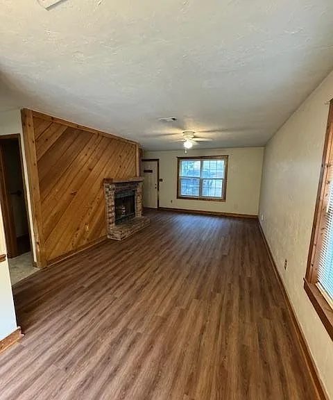 2304 Claremont Ln — Photo 2