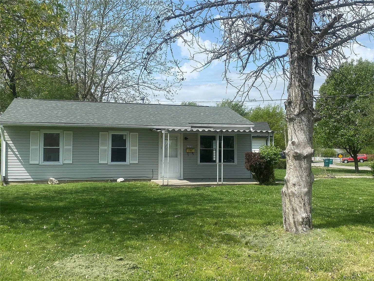 725 Saint Paul Dr photo 1