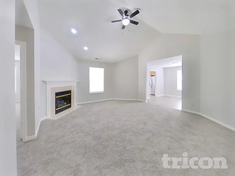 910 S Shore Ct — Photo 2