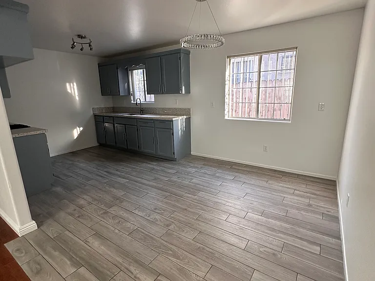 1827 N Mariposa Ave — Photo 2