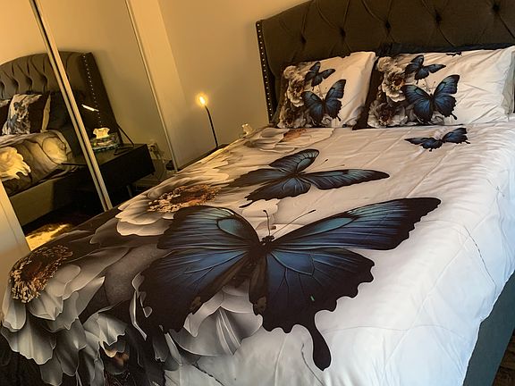 Main bedroom Queen bed