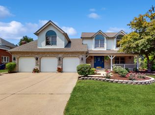 8832 Gleneagles Ln, Darien, IL