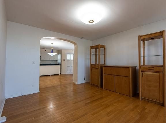 2nd image of 3039 N Kenmore Ave APT 2F