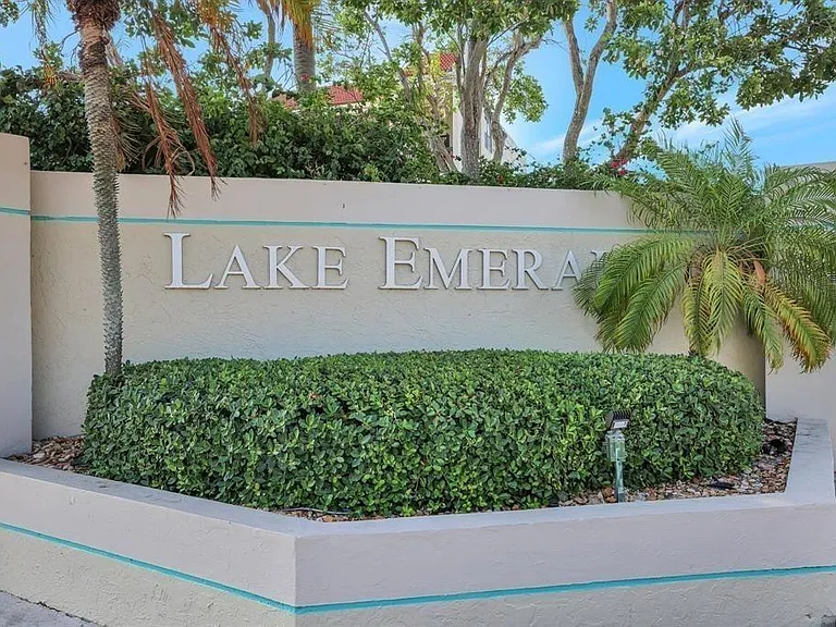 110 Lake Emerald Dr #409 — Photo 14
