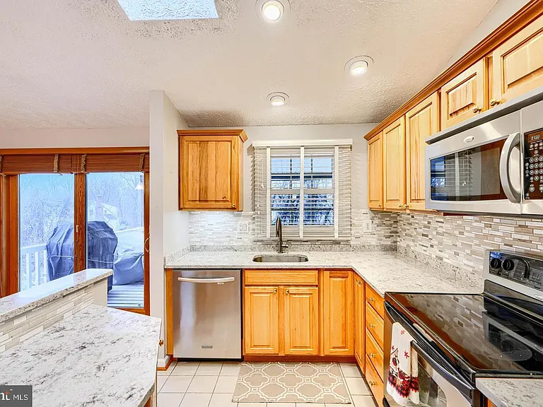 8908 Golden Tree Ln — Photo 11