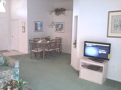 SCZ3P457SC-living-with-flat-screen-tv