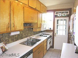 3rd image of 828-E6 N Elm St