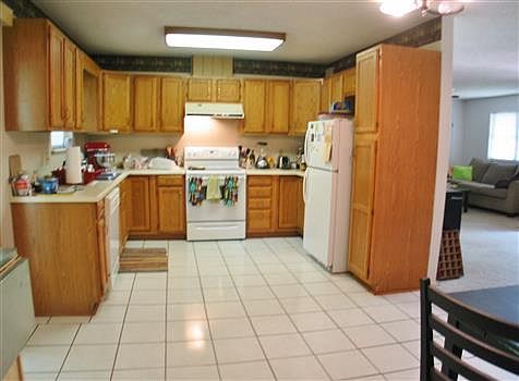 4th image of 914 N Burdick St