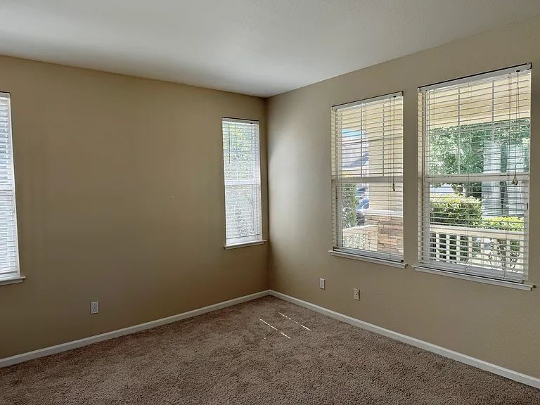 772 Sheffield Ln — Photo 3