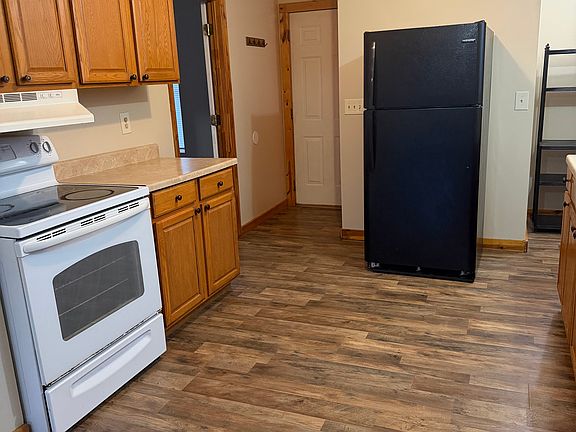 4th image of 121 E Maple St