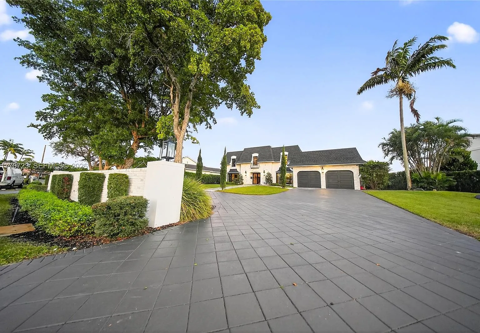 5 bed, 4.5 bath, 3932 sqft, $26,000 — Photo 2