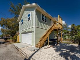 2324 1/2 Burlington Ave N, Saint Petersburg, FL