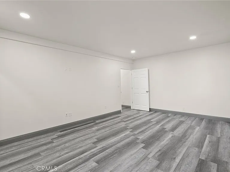14335 Hamlin St — Photo 24