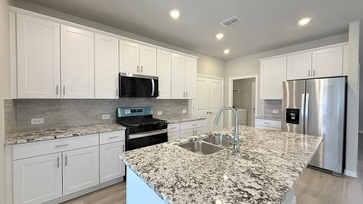 4 bed, 3.0 bath, 1981 sqft, $2,299 — Photo 3
