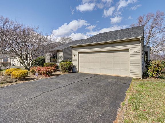 3rd image of 204 Shaker Ln