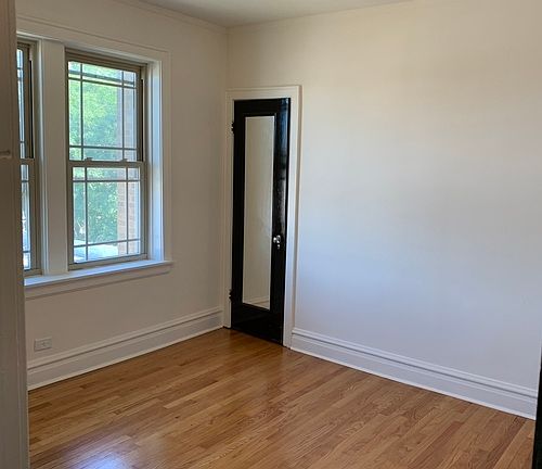5th image of 2724 W Farragut Ave #Q3