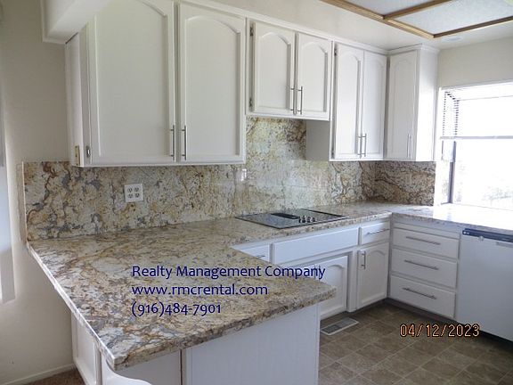 261 Randall Drive - Listing Pic's 04_04132023