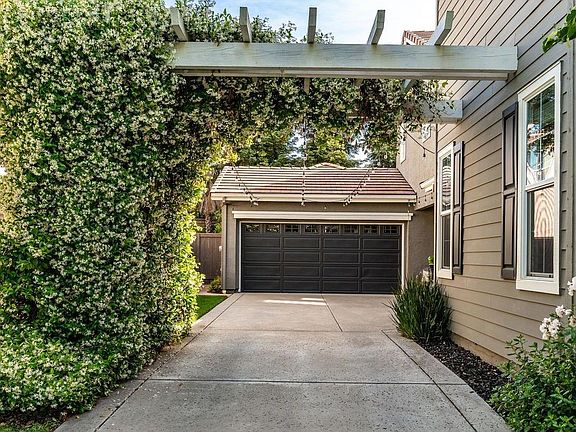 3rd image of 3813 Gresham Ln