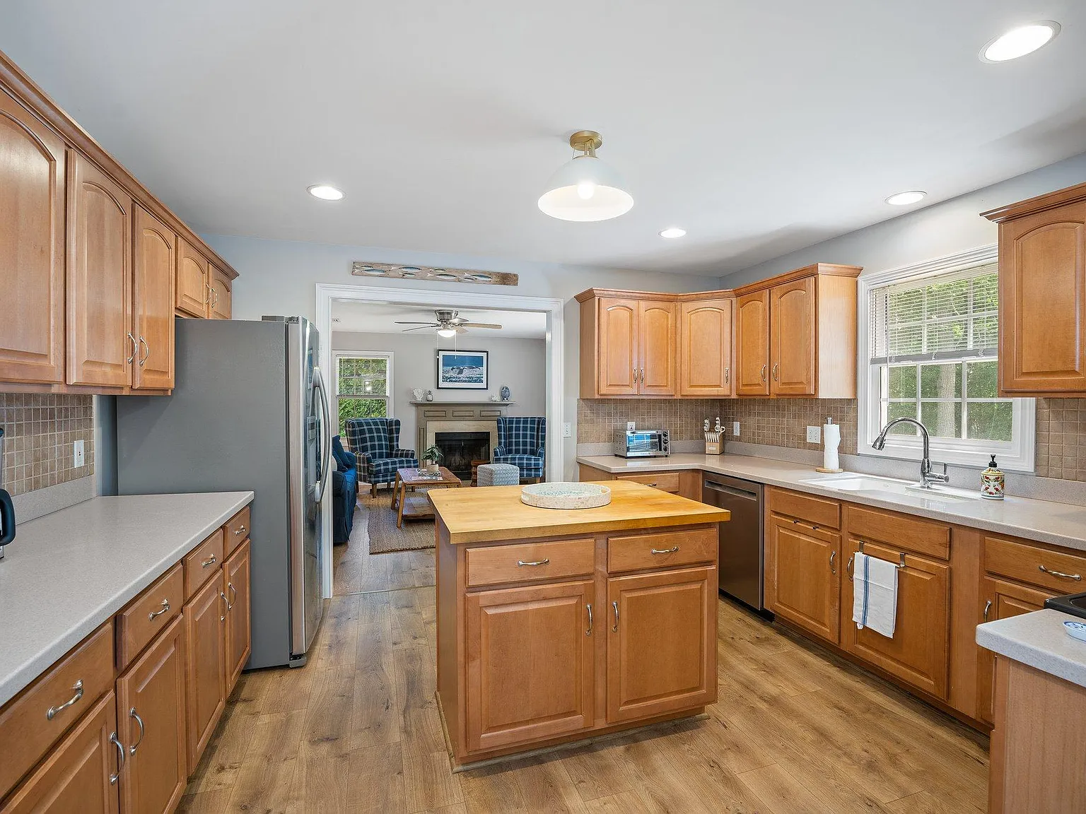 3 bed, 2.5 bath, 1979 sqft, $5,000 — Photo 2