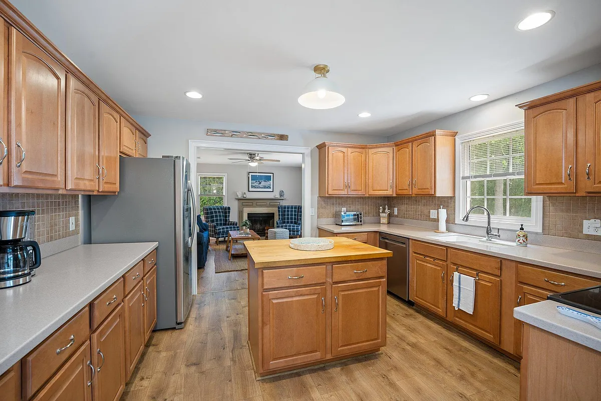 Kitchen - 127 Winnapaug Rd