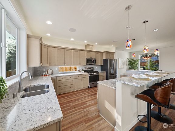 5th image of 10708 Palisades Street SE