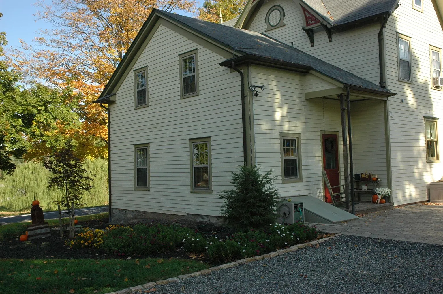 107 Maple Ave photo 1