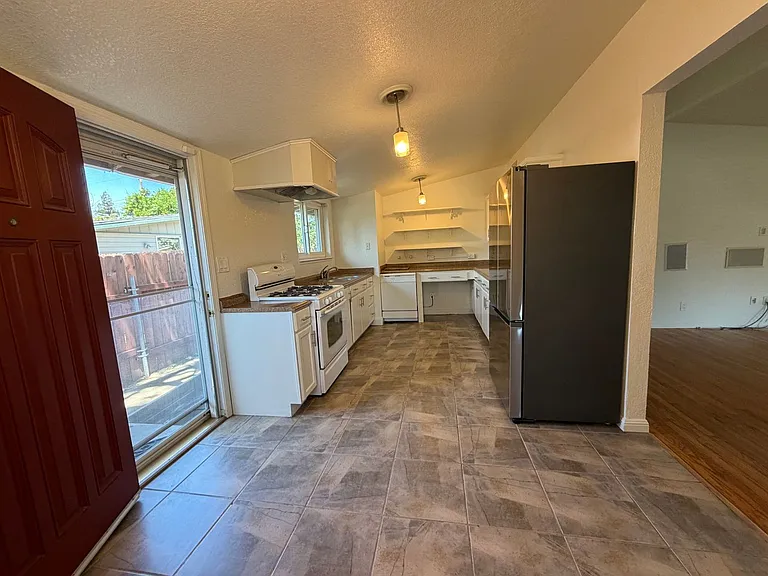 8945 Fashion Dr — Photo 8