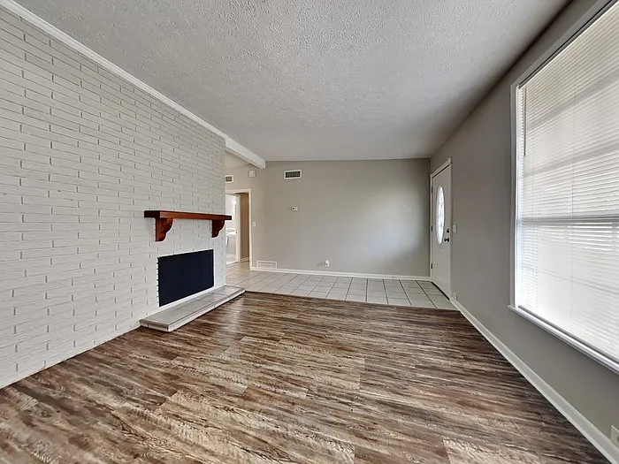3 bed, 2.0 bath, 1270 sqft, $1,595 — Photo 4