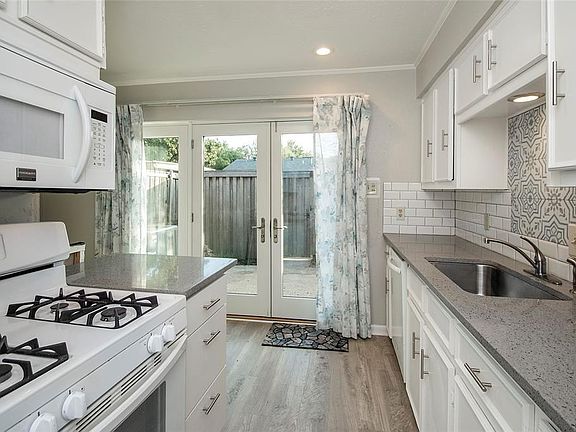 5th image of 10836 Pagewood Dr