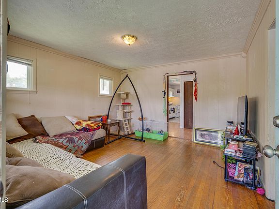 4th image of 356 Lynn Ave