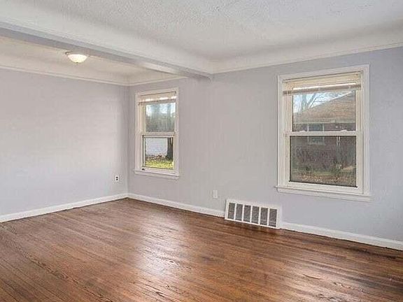 4th image of 19338 Sussex St