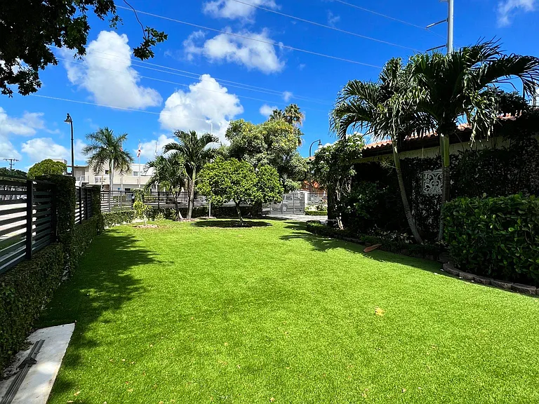 910 SW 62nd Ave — Photo 8