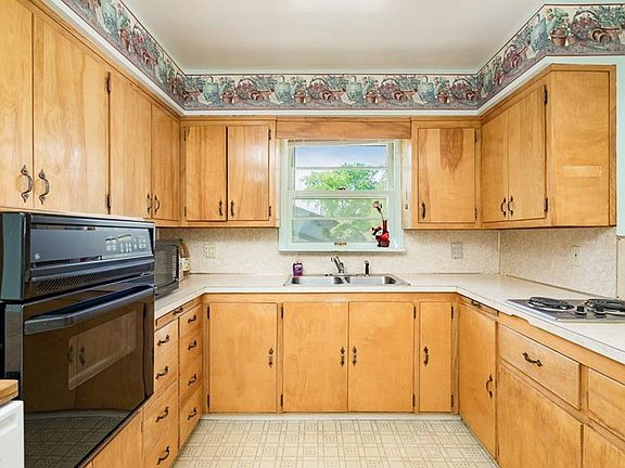 5th image of 2618 Louise Ln