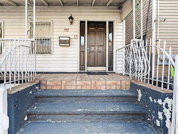 5th image of 376 Bronx Park Ave