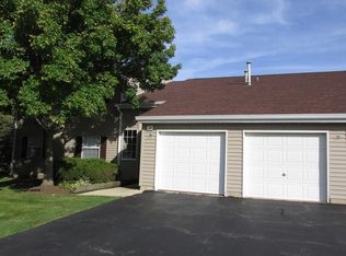 32 N Victoria Ln APT D, Streamwood, IL 60107