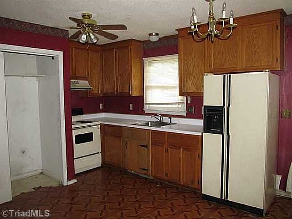 3rd image of 305 B Franklin Blvd