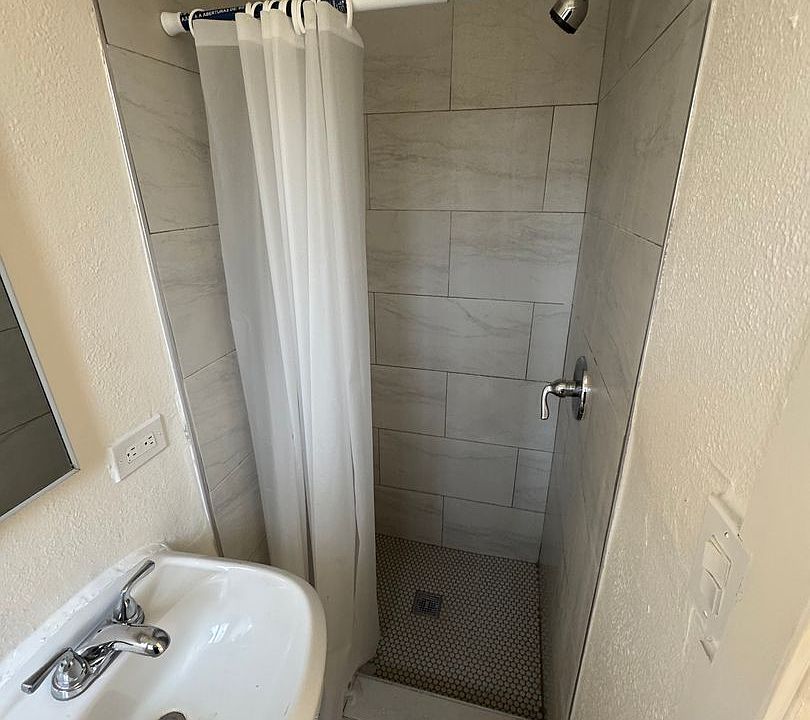 2nd image of 6638 N Figueroa St #6642-1/4