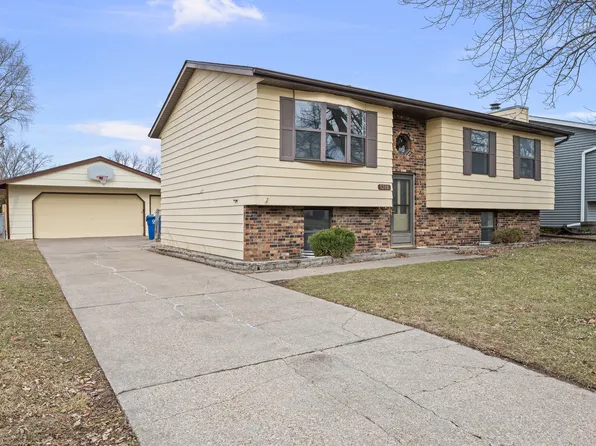 3208 W 64th St, Davenport, IA 52806