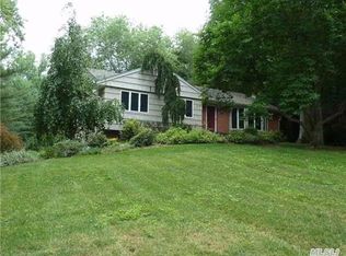 14 Bluebird Ln, Huntington, NY 11743