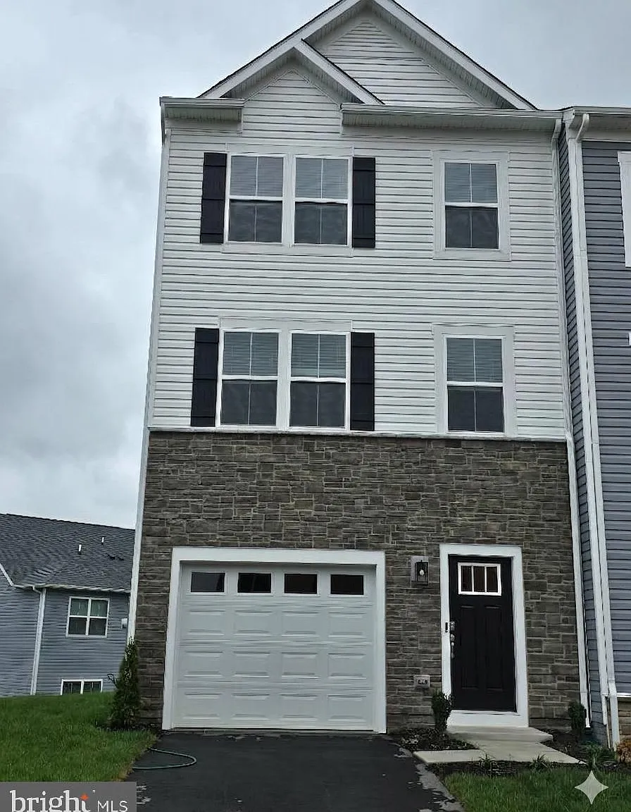 4 bed, 3.5 bath, 1889 sqft, $2,250 — Photo 1