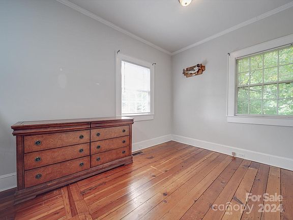 5th image of 105 Edgewood Cir NE