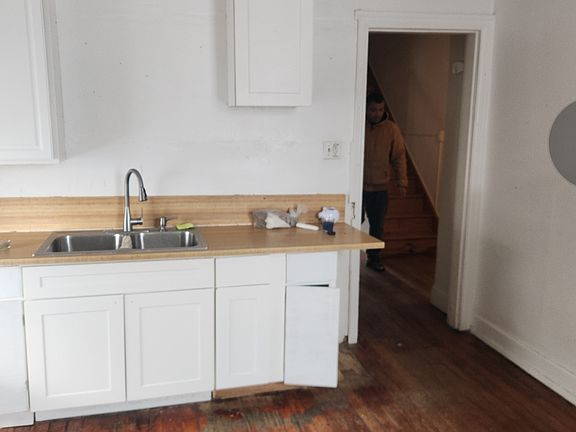 4th image of 1200 E King St #2